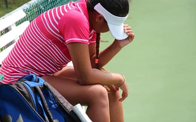 Distractions in tennis happen – learn to deal with them by being present